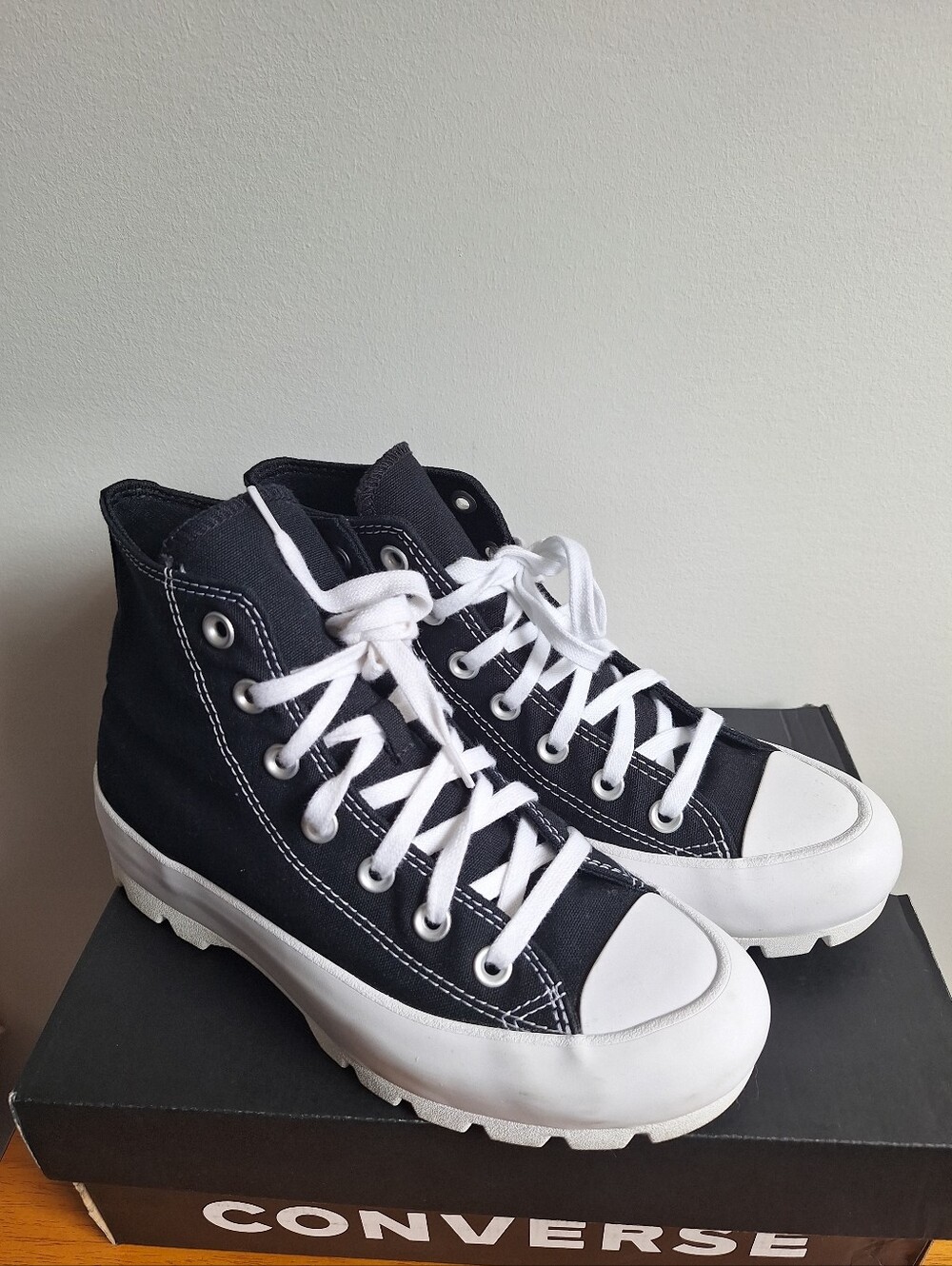 Converse Women's Chuck Taylor All Star High Lugged 'Black' Size 7 - Picture 2 of 12